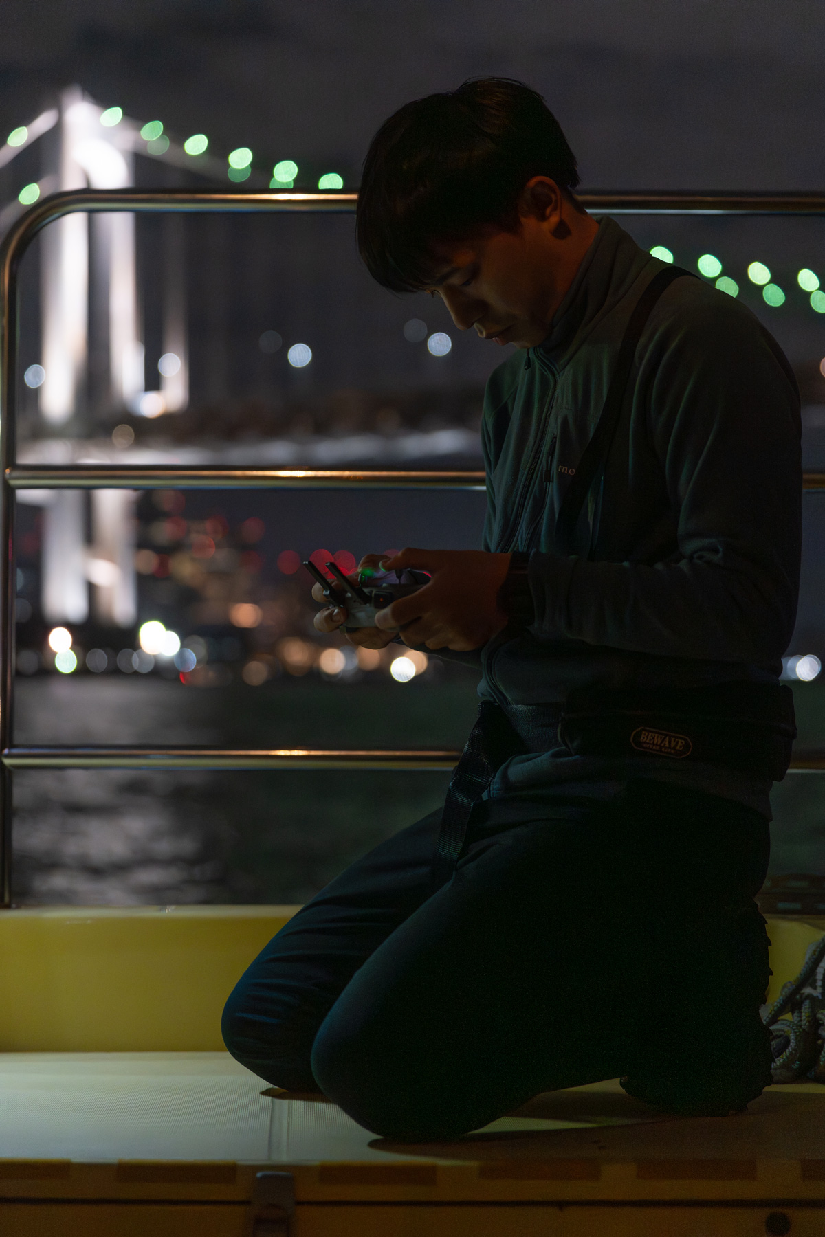 ドローンを操作している